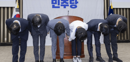 김민석 더불어민주당 대표와 최고위원들이 20일 국회에서 전당대회 뒤 처음으로 열린 의원 총회에서 의원들에게 인사하고 있다. 왼쪽부터박선원 최고위원, 한병도 원내대표, 김 대표, 최민희 수석최고위원, 이성윤 최고위원, 한민수 최고위원..연합뉴스