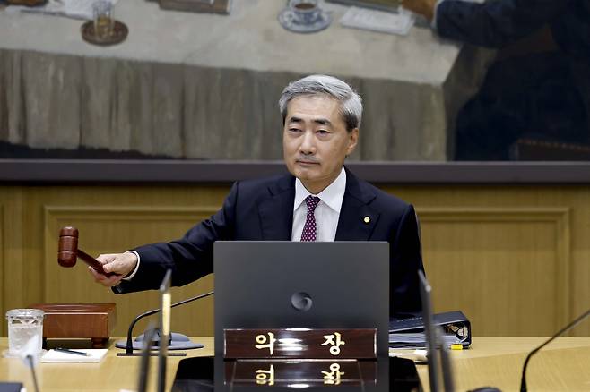 신현송 한국은행 총재가 지난달 16일 오전 서울 중구 한국은행에서 열린 금융통화위원회 본회의에 참석해 의사봉을 두드리고 있다. 사진공동취재단