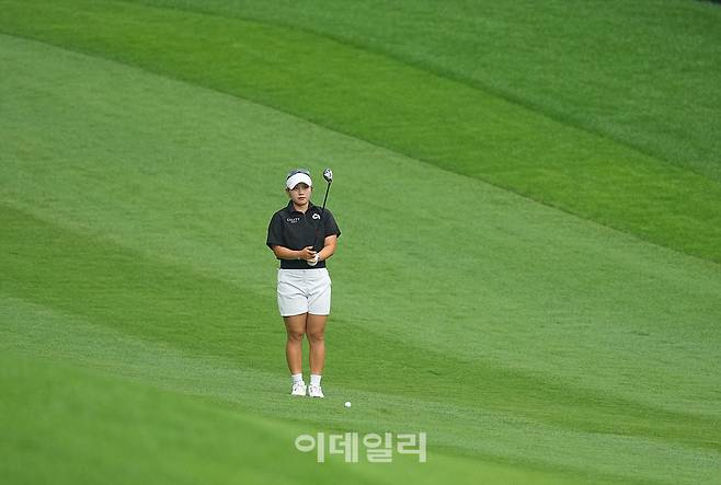 [이데일리 골프IN(포천)=조원범 기자]21일 경기도 포천에 위치한 포천힐스CC에서 'BC카드·한경 제48회 KLPGA 챔피언십'이 열린 가운데 김희지가 10번홀에서 경기를 치르고 있다.