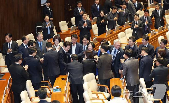 이재명 대통령이 지난 4월 서울 여의도 국회 본회의장에서 중동 사태 대응 등을 위한 추가경정예산안에 대한 시정연설에 앞서 더불어민주당 의원들과 악수를 하고 있다. 2026.4.2 ⓒ 뉴스1 국회사진기자단