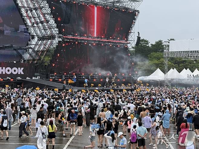 22일 강원 속초 한화리조트 설악 쏘라노에서 열린 '워터밤 속초 2026'에서 관람객들이 공연을 즐기고 있다. 사진=황지현 기자.