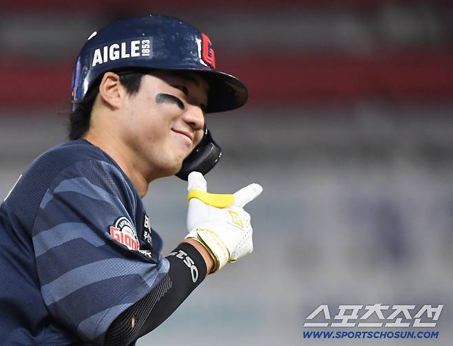 13일 인천 SSG랜더스필드에서 열린 KBO리그 SSG와 롯데의 경기. 4회초 롯데 손성빈이 SSG 타케다를 상대로 투런홈런을 날렸다. 그라운드를 돌고 있는 손성빈. 인천=송정헌 기자songs@sportschosun.com/2026.08.13/