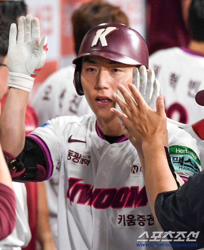 13일 서울 고척스카이돔에서 열린 키움과 LG의 경기. 6회말 무사 1루 키움 서건창이 투런포를 날린 뒤 환호하고 있다. 고척=박재만 기자 pjm@sportschosun.com/2026.08.13/