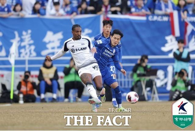 승점 1점 차 선두 경쟁을 펼치고 있는 수원 삼성과 서울이랜드는 22,23일 펼쳐지는 '하나은행 K리그2 2026' 23라운드 경기 결과에 따라 순위 변동에 직면하게 된다./K리그