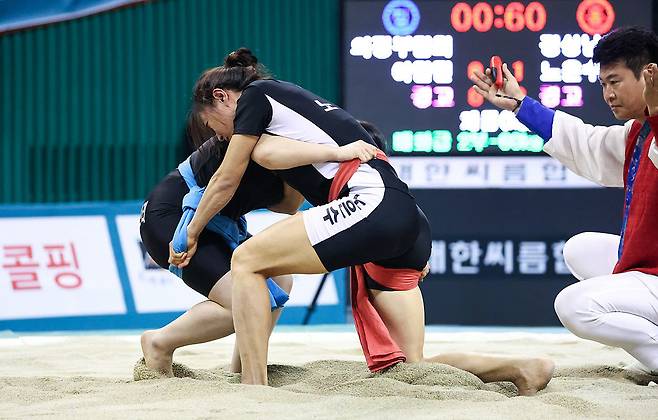 노은수 씨가 씨름대회에 참가해 경기하는 모습. 노은수 씨 제공