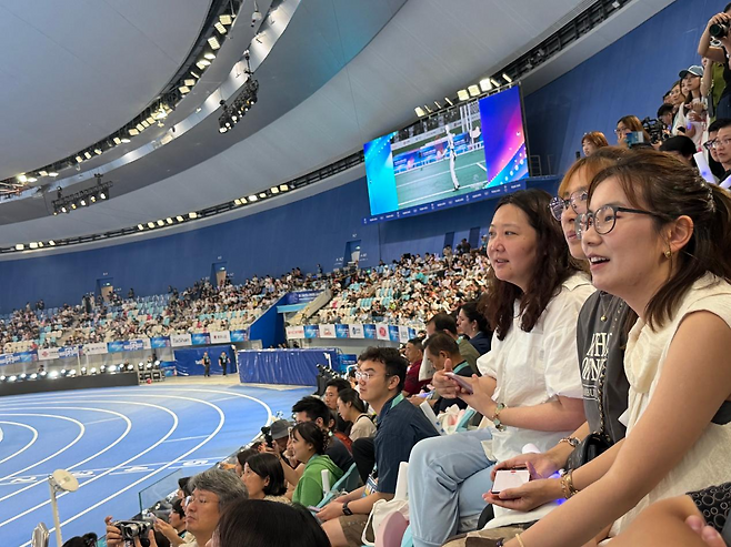 22일 중국 베이징 국가스피드스케이팅관에서 열린 제2회 세계휴머노이드로봇운동회에서 관객들이 테니스 경기를 지켜보고 있다. 베이징=이혜미 특파원