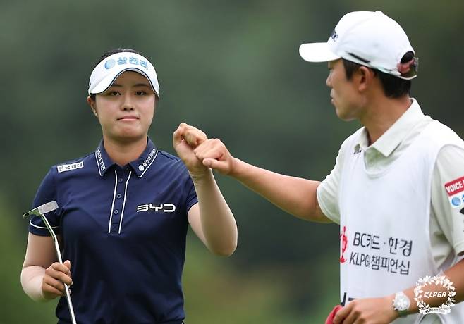 서교림이 22일 경기 포천시 포천힐스CC에서 열린 BC카드·한경 제48회 KLPGA 챔피언십 3라운드 5번홀에서 버디를 낚은 뒤 캐디와 주먹 인사를 하고 있다. KLPGA 제공