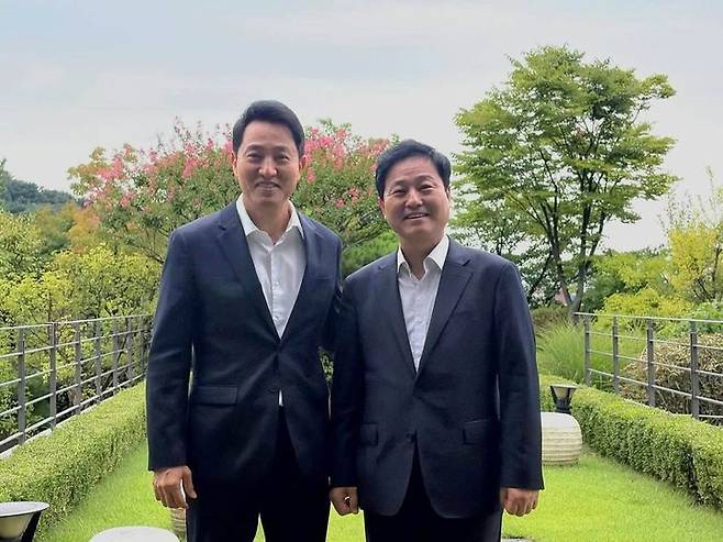 [서울=뉴시스] 김영배 더불어민주당 서울시당위원장이 22일 서울 용산구 서울시장공관에서 오세훈 서울시장과 만나 기념촬영하고 있다. 김 의원은 이날 오 시장과 만나 용산공원을 비롯한 주택공급 방안 등을 논의했다.(사진=김영배 의원 페이스북 캡처) 2026.08.22. photo@newsis.com *재판매 및 DB 금지