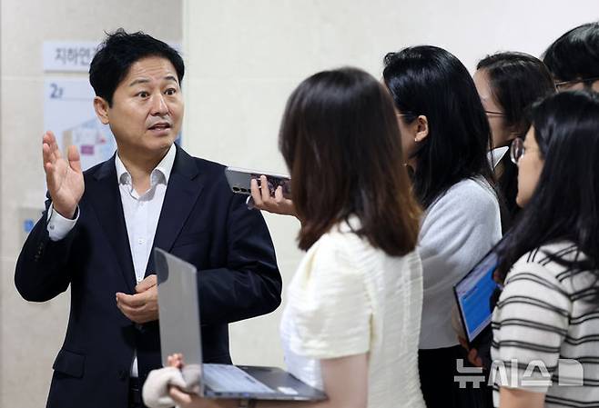 [서울=뉴시스] 조성우 기자 = 김영배 더불어민주당 서울시당위원장이 22일 서울 여의도 국회 소통관에서 오세훈 서울시장과 주택 공급 관련 오찬 회동 백브리핑을 마친 뒤 취재진 질문에 답하고 있다. 2026.08.22. xconfind@newsis.com