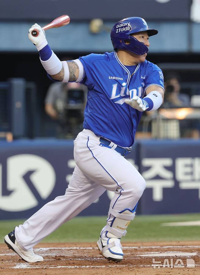 [서울=뉴시스] 홍효식 기자 = 24일 서울 송파구 잠실야구장에서 열린 2026 KBO 리그 삼성 라이온즈와 두산 베어스의 경기, 3회초 1사 만루 삼성 최형우가 2타점 1루타를 치고 있다. 2026.07.24. yesphoto@newsis.com