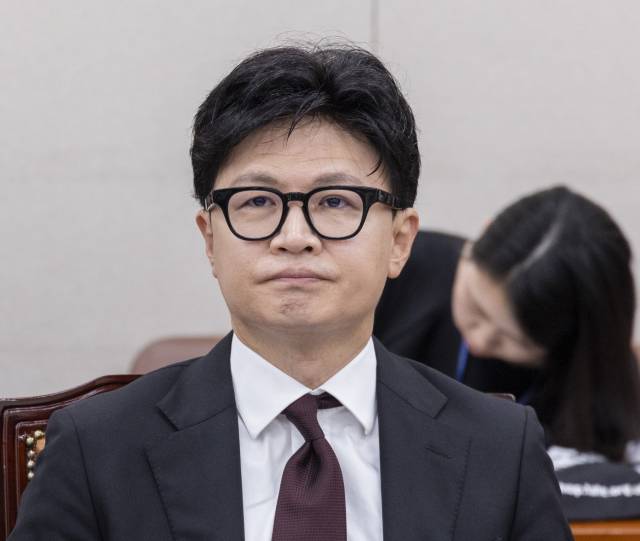 ▲무소속 한동훈 의원이 19일 국회에서 열린 외교통일위원회 전체 회의에 참석해 동료 의원 발언을 듣고 있다. ⓒ연합뉴스