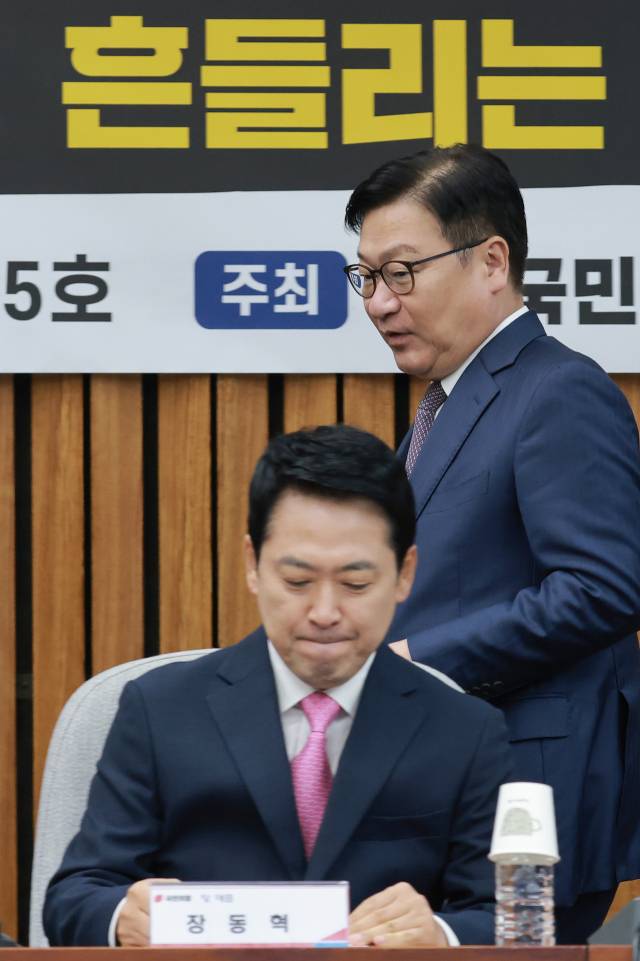 ▲국민의힘 장동혁 대표가 20일 국회에서 국민의힘 정책위원회와 여의도연구원이 연 이재명 정부 2년차 평가 토론회 '벼랑 끝 서민·중산층, 흔들리는 대한민국'에 참석해 있다. 오른쪽은 토론회에 참석하는 같은 당 정점식 원내대표. ⓒ연합뉴스