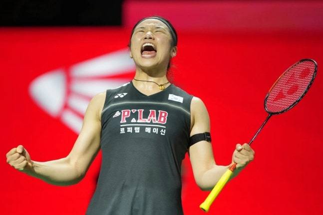 안세영은 21일 인도 뉴델리의 인디라 간디 실내체육관에서 열린 2026 세계배드민턴연맹(BWF) 세계선수권대회 8강전에서 중국의 한웨(세계랭킹 5위)를 40분 만에 게임스코어 2-0으로 꺾고 대회 준결승에 진출했다. 안세영은 리링웨이(중국·1983~1989년), 장닝(중국·2001~2007년(5회 연속), 야마구치 아카네(일본·2021~2026년(5회 연속))에 이어 세계 네 번째 세계선수권 4회 연속 4강 진출자가 됐다. 특히 앞선 3명보다 어린 나이에 달성하며 이 부문 최연소 기록자로 이름을 올렸다. 연합뉴스