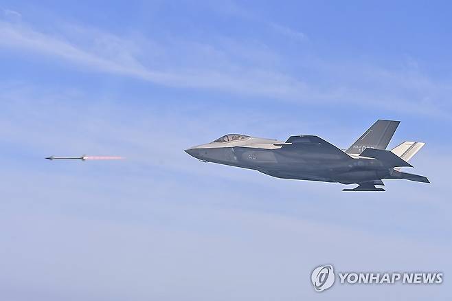 F-35A 전투기가 순항미사일·무인공격기 역할을 하는 훈련용 표적을 향해 AIM-9X 공대공 미사일을 발사하고 있는 모습 [공군 제공. 재판매 및 DB 금지]