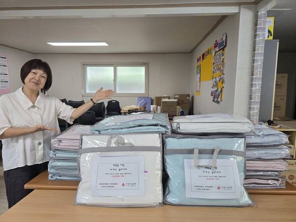 ▲ 사회복지법인 부여성심원은 일상돌봄서비스 및 가사간병방문지원사업 대상자 총 19명에게 냉감이불을 전달했다. 사진=유현순 명예기자