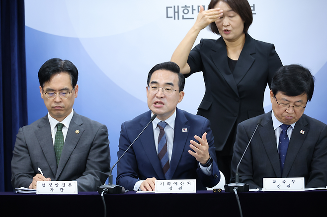 박홍근 기획예산처 장관이 21일 서울 종로구 정부서울청사에서 열린 지방교육재정교부금 개편 관계부처 합동브리핑에서 기자들의 질문에 답하고 있다. 연합뉴스