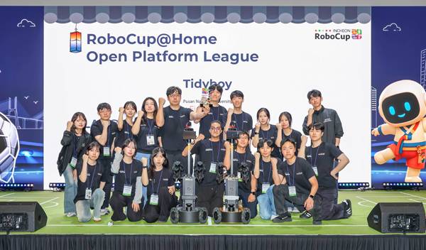 지난 7월 부산대 로봇팀 '타이디보이'가 세계 최대 AI 로봇대회 '로보컵 2026'에서 우승했다. / 부산대