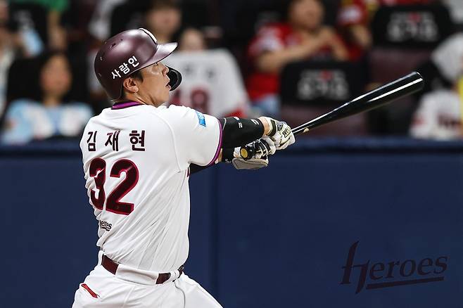 키움 히어로즈 포수 김재현이 23일 열린 KBO리그 고척 KIA 타이거즈전에서 9회말 역전 끝내기 만루 홈런을 터뜨려 팀의 8-7 역전승을 이끌었다. (키움 히어로즈 제공)
