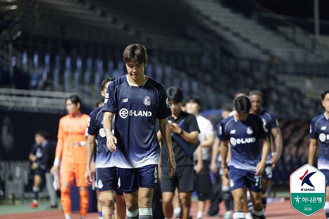 서울이랜드FC 선수단이 23일 파주 프런티어와 홈 경기에서 비긴 뒤 아쉬워하고 있다. (한국프로축구연맹 제공)