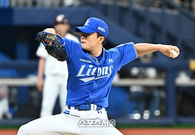 삼성 이승민이 21일 고척스카이돔에서 열린 2026 KBO리그 키움과 경기 7회말 등판해 힘차게 공을 던지고 있다. 고척 | 박진업 기자 upandup@sportsseoul.com