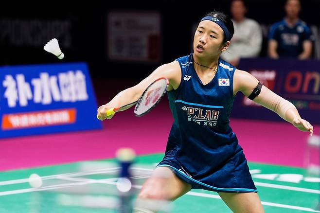 안세영이 22일(한국 시간) 인도 뉴델리에서 열린 2026 세계배드민턴연맹(BWF) 세계선수권대회 여자 단식 4강에서 중국의 왕즈이(3위)를 상대하고 있다. 사진 | 뉴델리=AP 연합뉴스