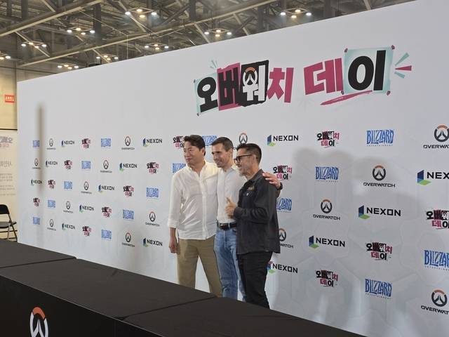 월터 콩(왼쪽부터) 블리자드 라이브게임·모바일 개발 총괄 겸 선임 부사장과 벤 벨 총괄 프로듀서 겸 선임 부사장, 애런 켈러 오버워치 게임 디렉터가 23일 부산 벡스코에서 열린 ‘오버워치 데이’ 기자간담회에서 기념촬영하고 있다. 부산=김영욱 기자