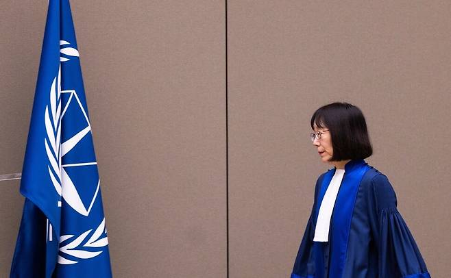 아카네 토모코 국제형사재판소(ICC) 소장이 지난 2024년 판결 선고를 위해 법정에 들어서고 있다. AP 연합뉴스