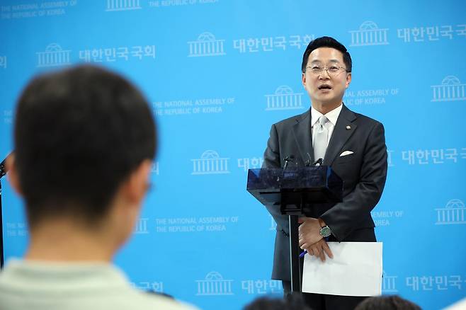 박성준 더불어민주당 수석대변인이 23일 국회 소통관에서 제10차 고위당정협의회 결과 브리핑을 하고 있다. 연합뉴스