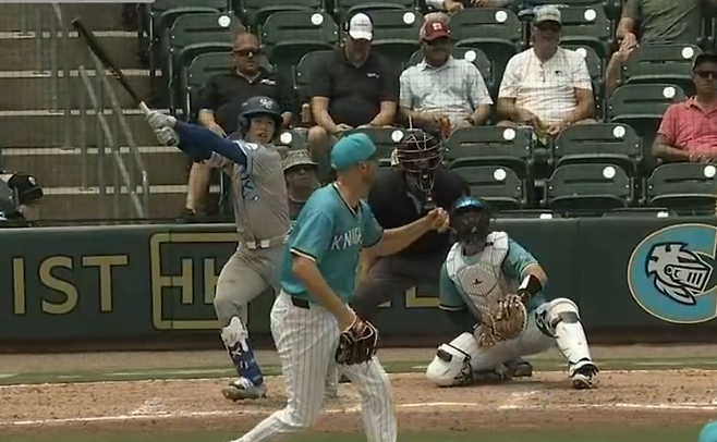 마이너리그에서도 타격 부진에 시달리고 있는 김혜성(27)이 메이저리그(MLB) 재진입에 실패했다. 사진은 지난 11일(한국시간) 샬럿 나이츠전 세 번째 타석에서 2루타를 치는 김혜성. MLB닷컴 캡처