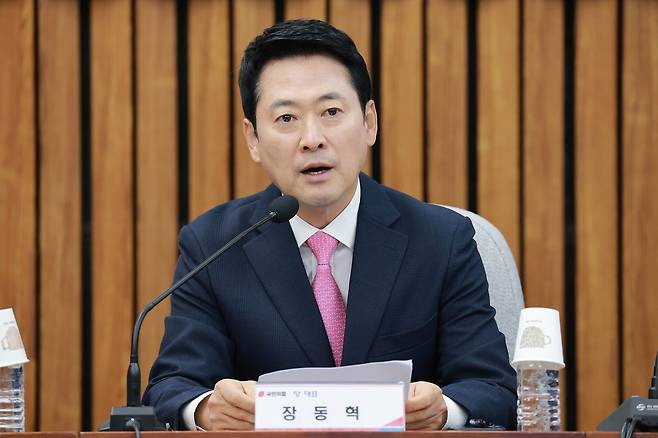 장동혁 국민의힘 대표가 20일 국회에서 국민의힘 정책위원회와 여의도연구원이 연 이재명 정부 2년차 평가 토론회 '벼랑 끝 서민·중산층, 흔들리는 대한민국'에 참석해 인사말하고 있다.연합뉴스