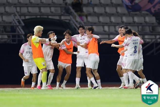 이제호의 선제 득점 이후 기뻐하는 파주 선수들. 사진=한국프로축구연맹