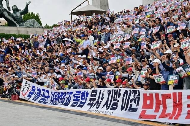 지난 7월5일 국회 앞에서 육·해·공군 총동창회 및 시만안보단체 회원들이 정부의 육·해·공군 사관학교 통합 및 육사 지방이전 반대 국민궐기대회를 갖고 있다. 문호남 기자