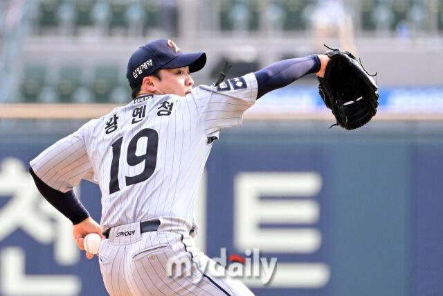 3일 오후 서울 잠실야구장에서 진행된 '2026 신한 SOL KBO 리그' 한화 이글스- 두산 베어스의 경기. 한화 선발 왕옌청이 역투를 펼치고 있다./마이데일리