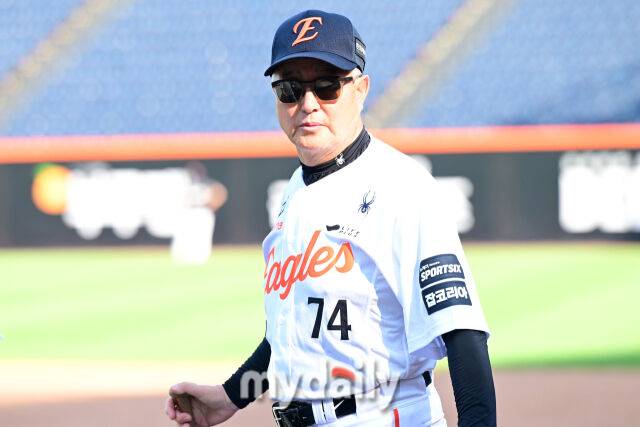 18일 대전 한화생명 볼파크 야구장에서 열린 '2026 신한 SOL KBO리그' KIA 타이거즈와 한화 이글스 경기. 한화 김경문 감독이 경기 전 선수들의 훈련을 지켜보고 있다./마이데일리