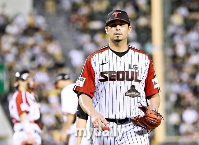 16일 오후 서울 잠실야구장에서 진행된 '2026 프로야구 KBO리그' LG트윈스와 SSG랜더스의 경기. LG 카라스코가 6회초 1사에서 한유섬과 마드리스에게 연속홈런을 허용한 뒤 강판되고 있다./마이데일리
