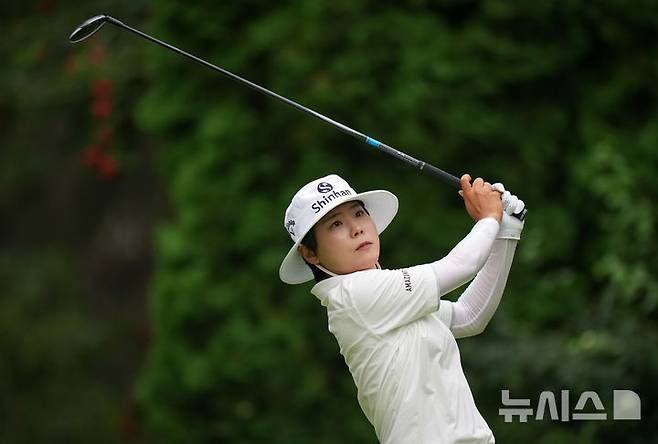 [에드먼턴=AP/뉴시스] 이소미가 22일(현지 시간) 캐나다 앨버타주 에드먼턴 로열 메이페어 골프클럽에서 열린 미국여자프로골프(LPGA) 투어 CPKC 위민스 오픈 3라운드 4번 홀에서 티샷하고 있다. 이소미는 중간 합계 11언더파 199타 단독 5위에 올랐다. 2026.08.23.