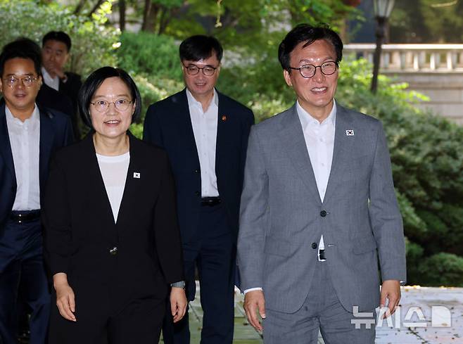 [서울=뉴시스] 최동준 기자 = 한성숙 국무총리와 김민석 더불어민주당 대표가 23일 서울 종로구 삼청동 총리공관에서 열린 고위당정협의회에 참석하고 있다.(공동취재) 2026.08.23.photocdj@newsis.com