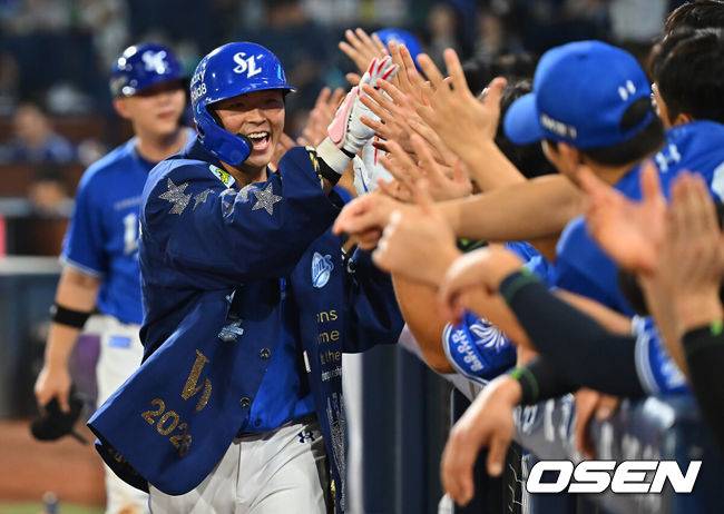 [OSEN=창원, 이석우 기자] 22일 창원NC파크에서 2026 신한 SOL KBO 리그 NC 다이노스와 삼성 라이온즈의 경기가 열렸다. 홈팀 NC는 원종해가, 방문팀 삼성은 이승현이 선발 출전했다. 삼성 라이온즈 김태훈이 4회초 무사 1루 우월 역전 2점 홈런을 치고 하이파이브를 하고 있다. 2026.08.22 / foto0307@osen.co.kr