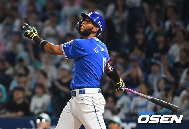 [OSEN=창원, 이석우 기자] 22일 창원NC파크에서 2026 신한 SOL KBO 리그 NC 다이노스와 삼성 라이온즈의 경기가 열렸다. 홈팀 NC는 원종해가, 방문팀 삼성은 이승현이 선발 출전했다. 삼성 라이온즈 디아즈가 8회초 1사 만루 좌익수 희생플라이를 치고 있다. 2026.08.22 / foto0307@osen.co.kr