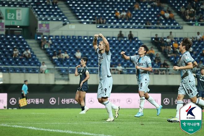 기뻐하는 인천의 무고사(앞), 허탈한 광주 팬들(뒤) | 프로축구연맹 제공