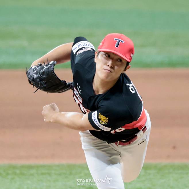 기아 좌완불펜 이의리가 23일 고척스카이돔에서 열린 2026KBO리그 키움히어로즈와 KIA타이거즈 경기 9회초 2사 만루에서 김재현에게 끝내기 만루홈런을 허용하고 있다. .  2026.08.23.                 기아 좌완불펜 이의리가 23일 고척스카이돔에서 열린 2026KBO리그 키움히어로즈와 KIA타이거즈 경기 9회초 2사 만루에서 김재현에게 끝내기 만루홈런을 허용하고 있다. .  2026.08.23. /사진=강영조 cameratalks@