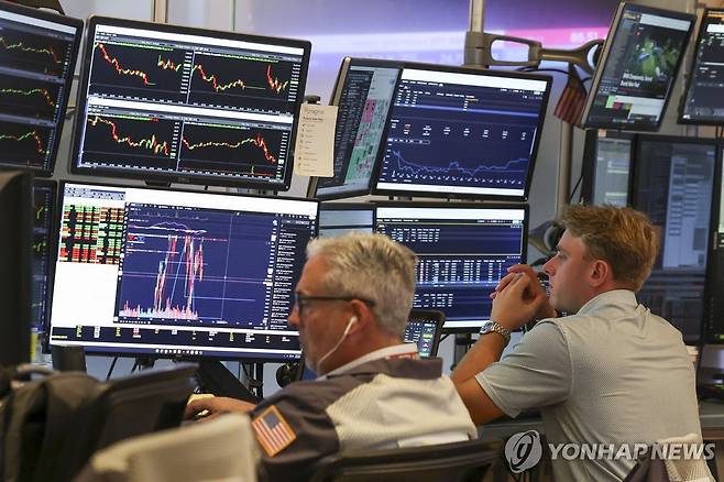 뉴욕증권거래소(NYSE)의 트레이더들 [EPA 연합뉴스 자료사진. 재판매 및 DB 금지]
