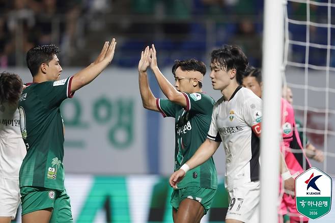 '붕대 투혼'을 펼친 대전 정재희가 주민규(왼쪽)와 골 세리머니 하고 있다. [한국프로축구연맹 제공. 재판매 및 DB 금지]