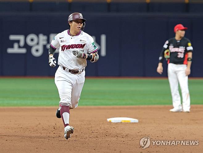 김재현 끝내기 만루 홈런 (서울=연합뉴스) 류영석 기자 = 23일 서울 고척스카이돔에서 열린 프로야구 KBO리그 KIA 타이거즈와 키움 히어로즈의 경기.
    9회말 2사 만루 상황에서 키움 김재현이 끝내기 홈런을 친 뒤 그라운드를 돌고 있다. 2026.8.23 ondol@yna.co.kr