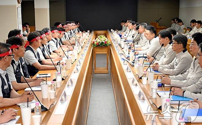 현대자동차 노사 관계자들이 지난 5월 현대차 울산공장 본관 동행룸에서 2026년 임금협상 상견례를 하고 있다. /사진=뉴스1