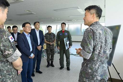 전남광주통합특별시는 SK하이닉스 염성진 사장을 비롯한 경영진이 24일 광주군공항 관제탑 등지를 둘러보며 호남권 반도체 국가산업단지 조성에 대해 논의했다고 밝혔다./뉴시스