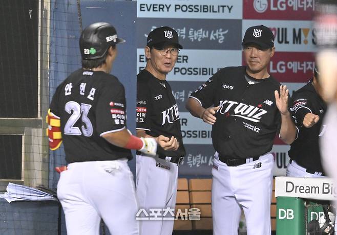 KT 안현민이 18일 서울 잠실구장에서 열린 2026 KBO리그 LG전 4회초 좌중월 홈런을 날린 후 이강철 감독과 하이파이브를 하고 있다. 잠실 | 최승섭기자 thunder@sportsseoul.com