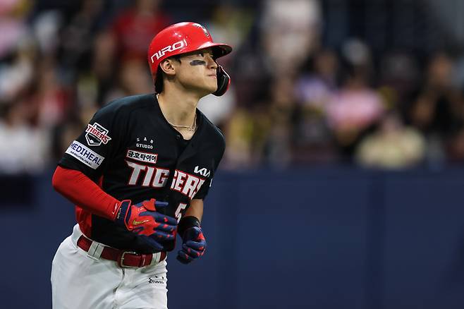 KIA 김도영이 23일 고척스카이돔에서 열린 2026 KBO리그 정규시즌 키움전에서 시즌 38호 홈런을 때린 후 타구를 바라보고 있다. 사진 | KIA 타이거즈