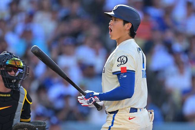 Aug 22, 2026; Los Angeles, California, USA;  Los Angeles Dodgers designated hitter player Shohei Ohtani (17) reacts after an inside pitch in the third inning against the Pittsburgh Pirates at Dodger Stadium. Mandatory Credit: Jayne Kamin-Oncea-Imagn Images







<저작권자(c) 연합뉴스, 무단 전재-재배포, AI 학습 및 활용 금지>