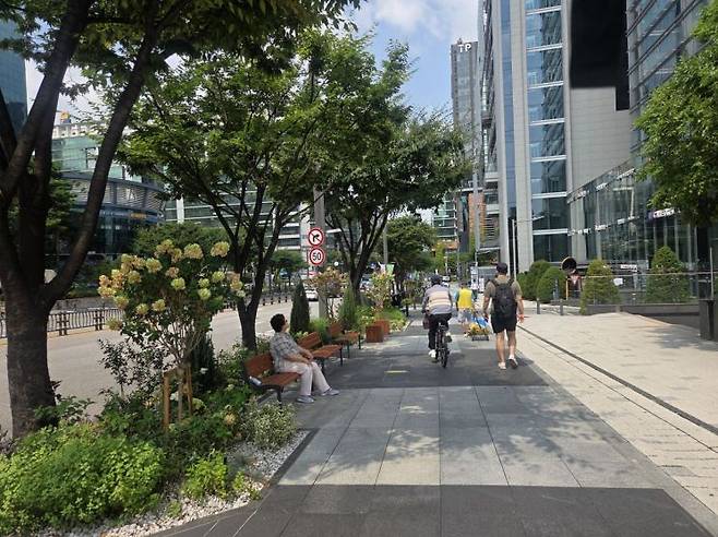 서울 구로구 서울디지털 국가산업단지에서는 '녹색 산업단지' 조성을 위한 가든밸리 프로젝트가 곳곳에서 진행 중이다. 배경환 기자